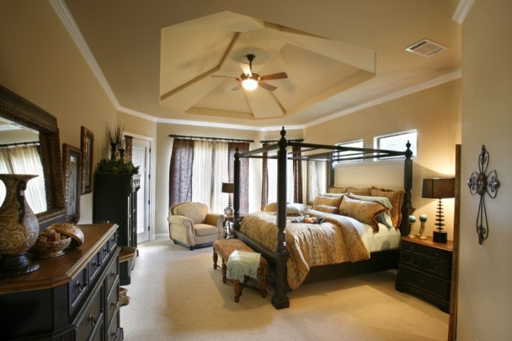 This is an example of a classic bedroom in Austin.