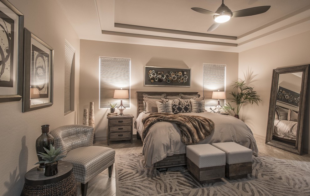 Imagen de dormitorio principal rural de tamaño medio con paredes beige, suelo de baldosas de porcelana y suelo beige