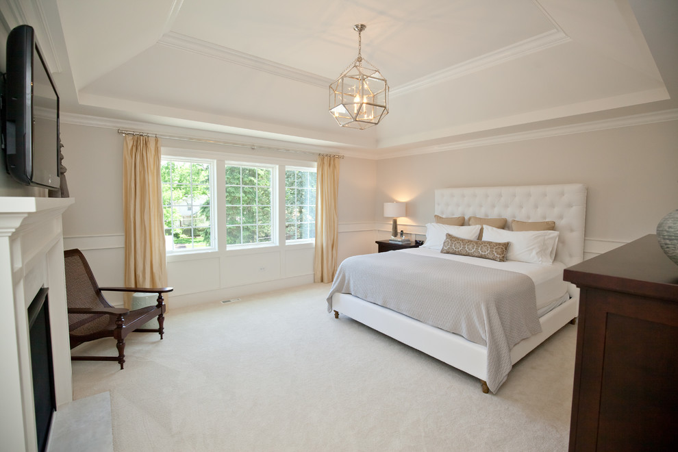Источник вдохновения для домашнего уюта: большая хозяйская спальня в классическом стиле с серыми стенами, ковровым покрытием, стандартным камином, фасадом камина из дерева и бежевым полом