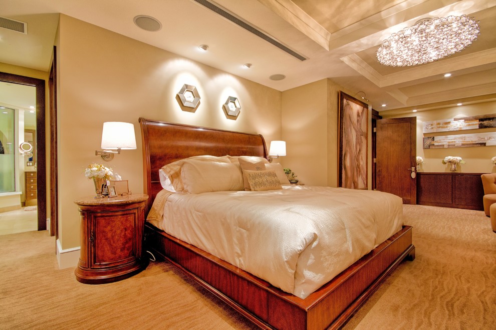 Modelo de dormitorio principal clásico renovado de tamaño medio con paredes beige y moqueta