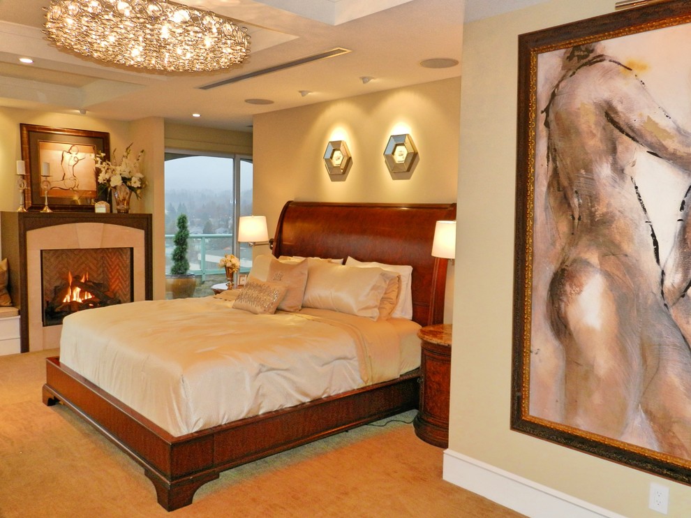 Идея дизайна: хозяйская спальня среднего размера в стиле неоклассика (современная классика) с ковровым покрытием, стандартным камином, фасадом камина из камня и бежевыми стенами