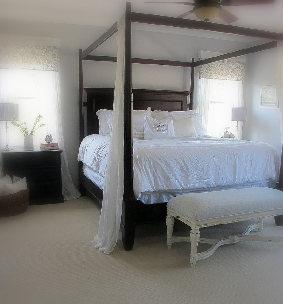 Example of a classic bedroom design in San Diego