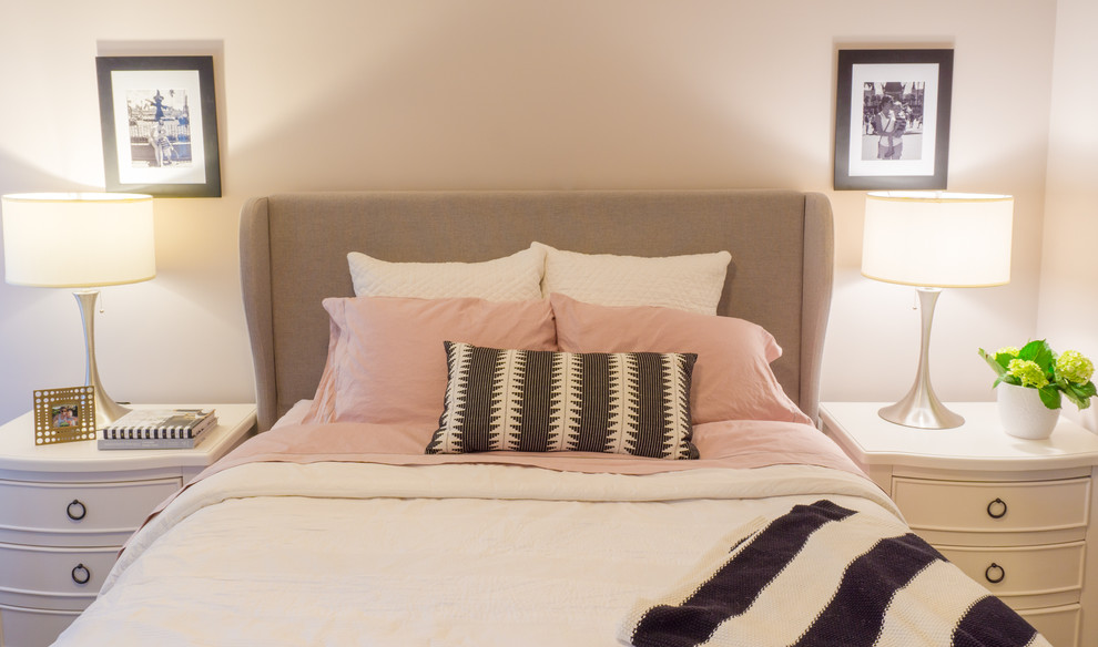 Пример оригинального дизайна: хозяйская спальня среднего размера в классическом стиле с розовыми стенами и ковровым покрытием без камина