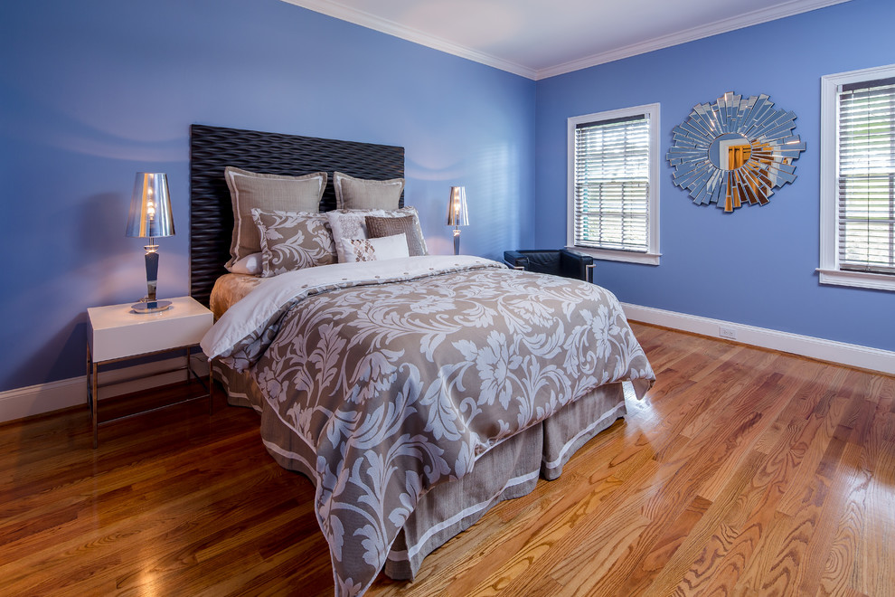 На фото: гостевая спальня среднего размера, (комната для гостей) в современном стиле с синими стенами и светлым паркетным полом с