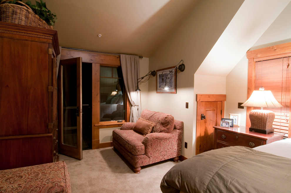 Foto di una piccola camera da letto rustica con pareti beige e moquette