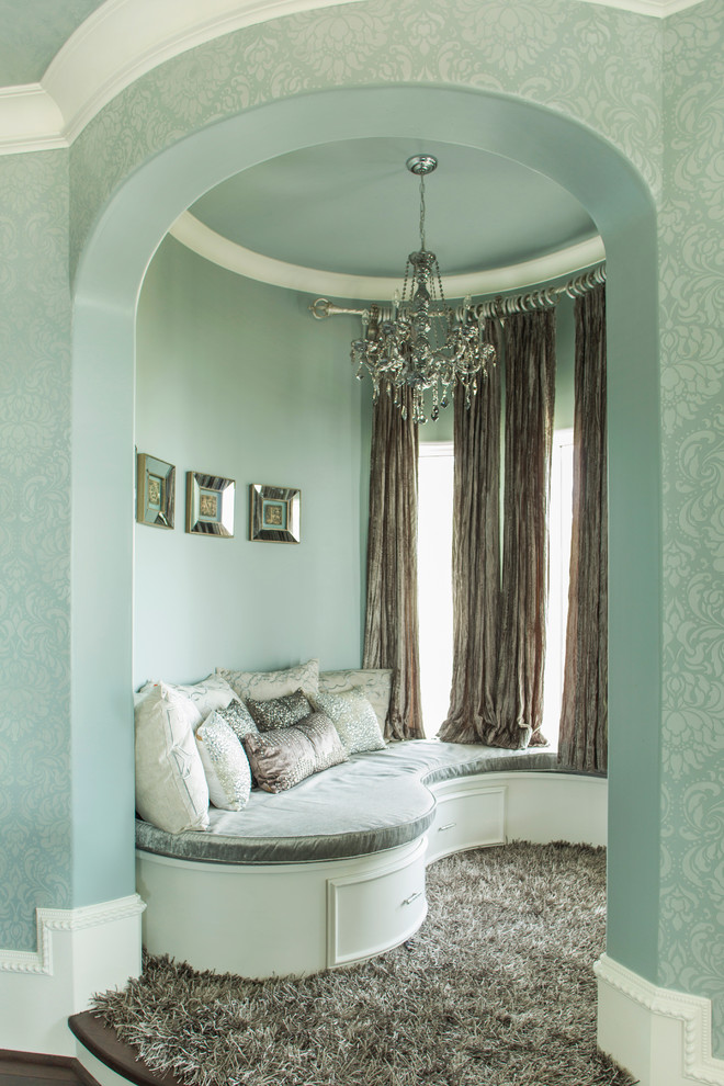 ヒューストンにある広い地中海スタイルのおしゃれな主寝室 (ベージュの壁) のインテリア
