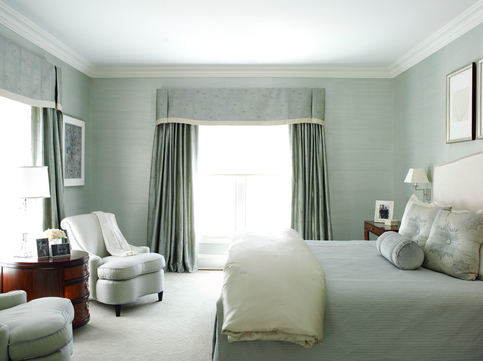 Diseño de dormitorio clásico renovado con paredes azules y moqueta