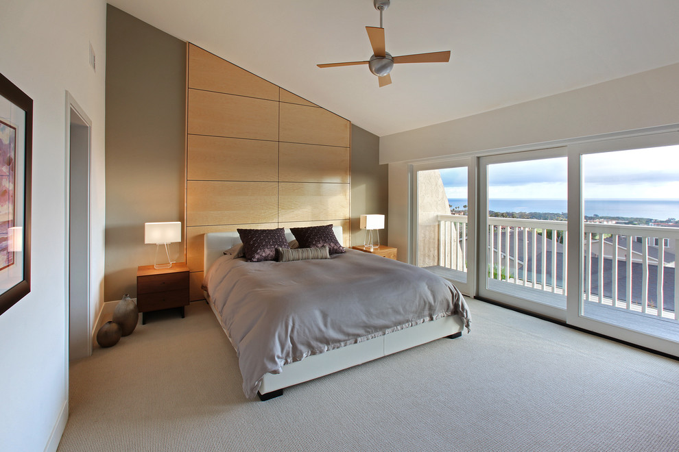 На фото: хозяйская спальня среднего размера в современном стиле с серыми стенами, ковровым покрытием и бежевым полом
