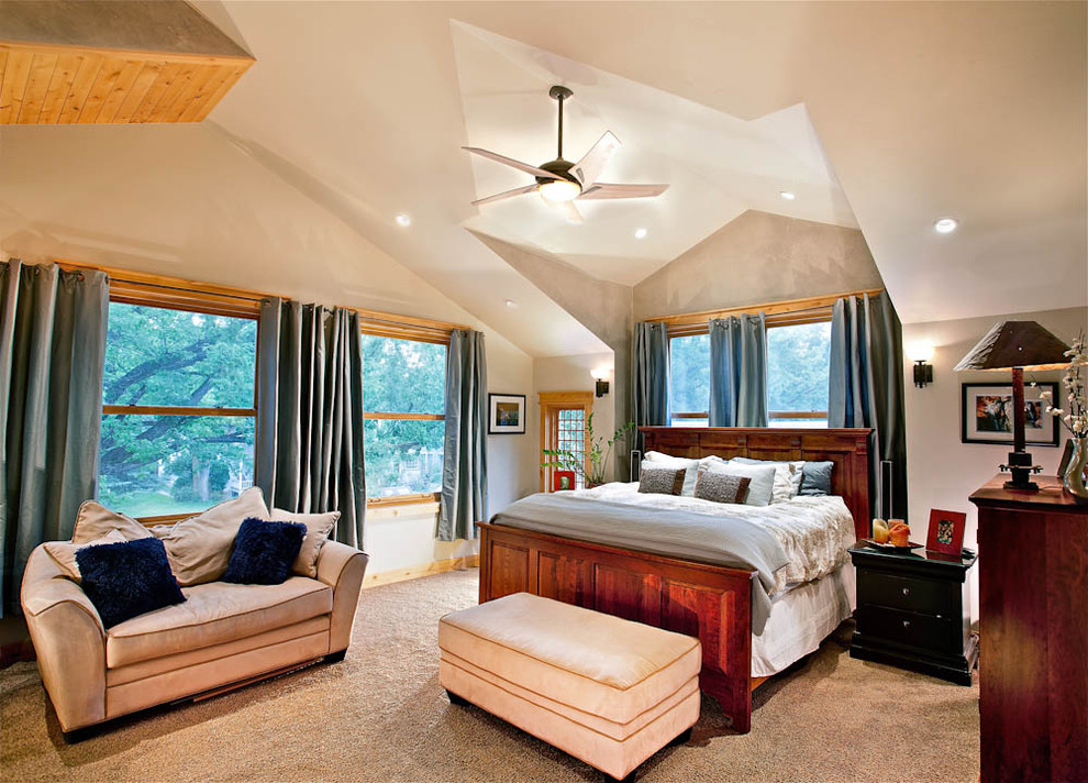 Ejemplo de dormitorio principal clásico grande con paredes beige y moqueta