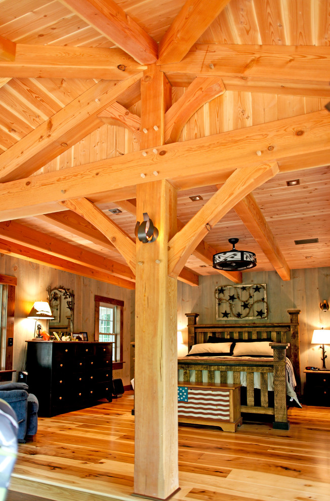 Ejemplo de dormitorio principal rústico grande con suelo de madera en tonos medios