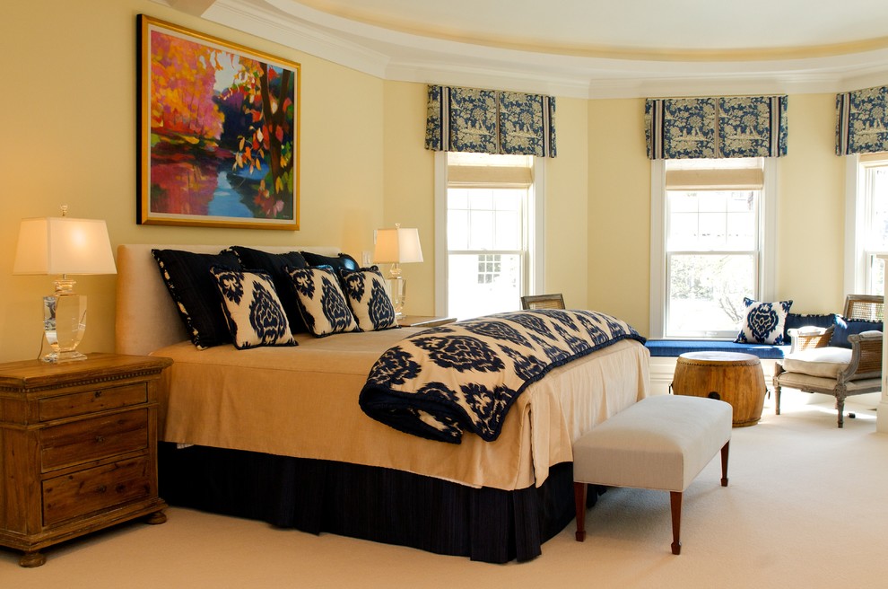 Imagen de dormitorio principal ecléctico de tamaño medio sin chimenea con paredes amarillas, moqueta y suelo beige