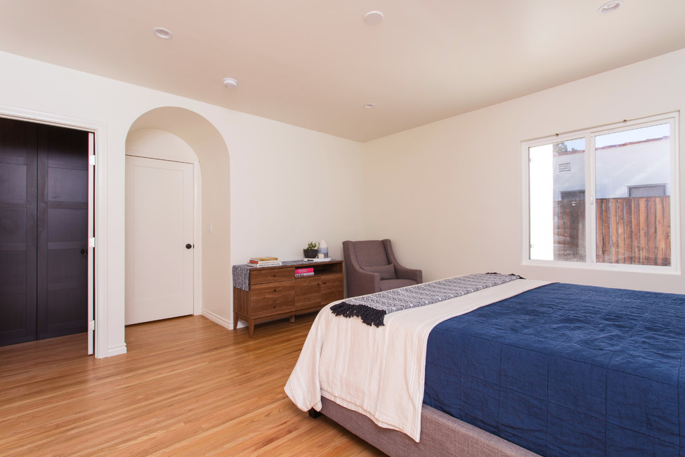 Foto de dormitorio principal tradicional grande con paredes beige, suelo de madera clara y suelo amarillo
