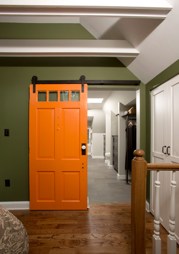 ワシントンD.C.にある中くらいなインダストリアルスタイルのおしゃれな主寝室 (緑の壁、無垢フローリング) のレイアウト