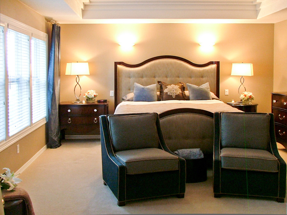 На фото: хозяйская спальня среднего размера в современном стиле с ковровым покрытием, оранжевыми стенами и бежевым полом без камина