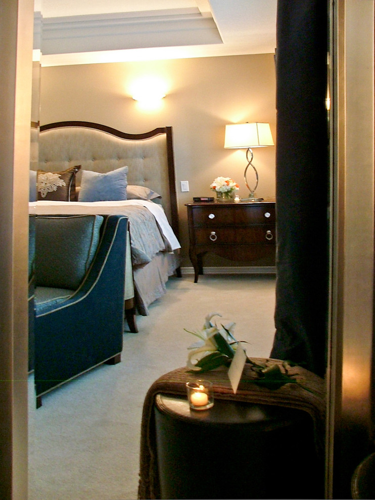 Foto de dormitorio principal clásico de tamaño medio sin chimenea con paredes beige, moqueta y suelo beige