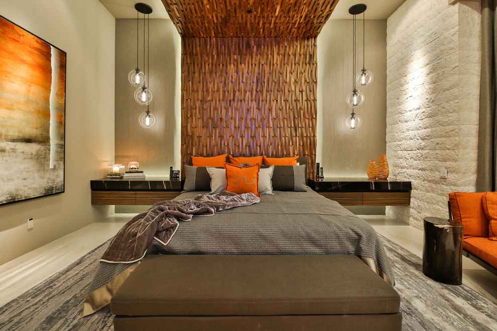 ロサンゼルスにある広いコンテンポラリースタイルのおしゃれな主寝室 (ベージュの壁、磁器タイルの床、横長型暖炉、石材の暖炉まわり、ベージュの床) のレイアウト