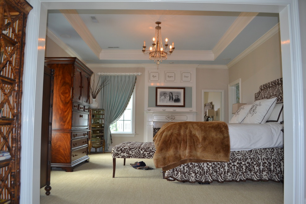 Imagen de dormitorio principal clásico grande con paredes beige, moqueta, todas las chimeneas y marco de chimenea de madera