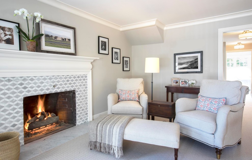 Idée de décoration pour une grande chambre tradition avec un mur gris, une cheminée standard, un manteau de cheminée en carrelage et un sol gris.