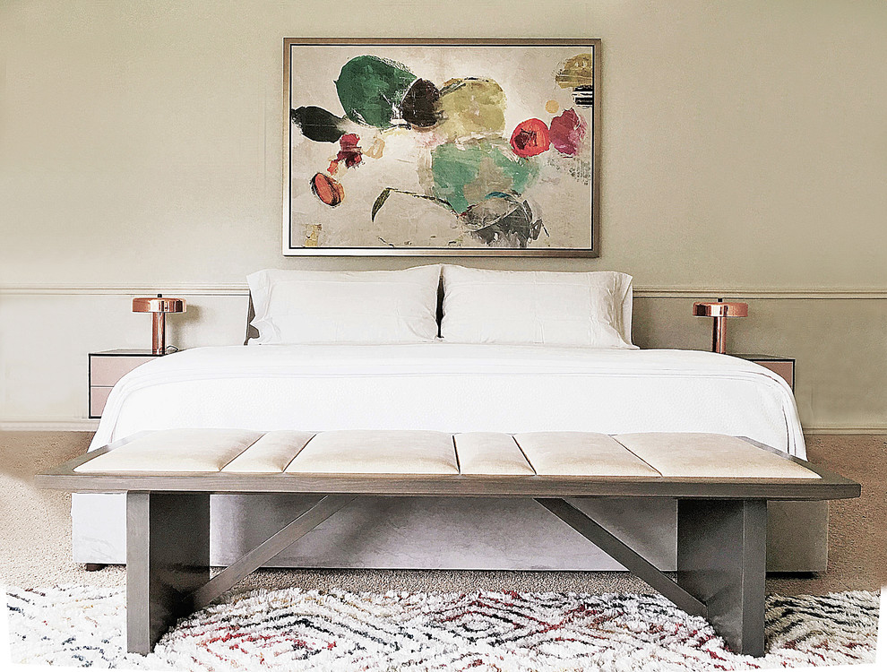 Imagen de dormitorio principal contemporáneo grande con paredes beige, moqueta y suelo beige