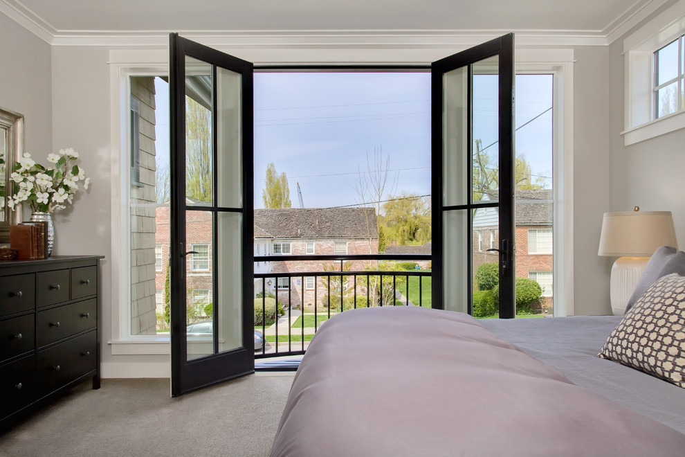 Идея дизайна: хозяйская спальня в стиле кантри с серыми стенами и ковровым покрытием