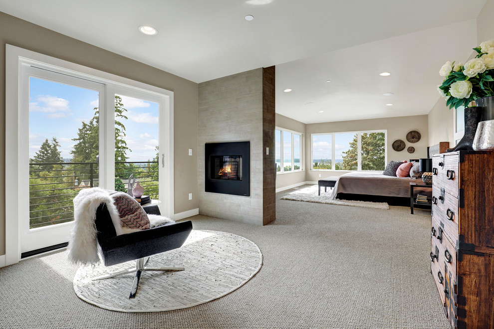 Exemple d'une chambre tendance avec une cheminée double-face, un manteau de cheminée en carrelage et un sol beige.