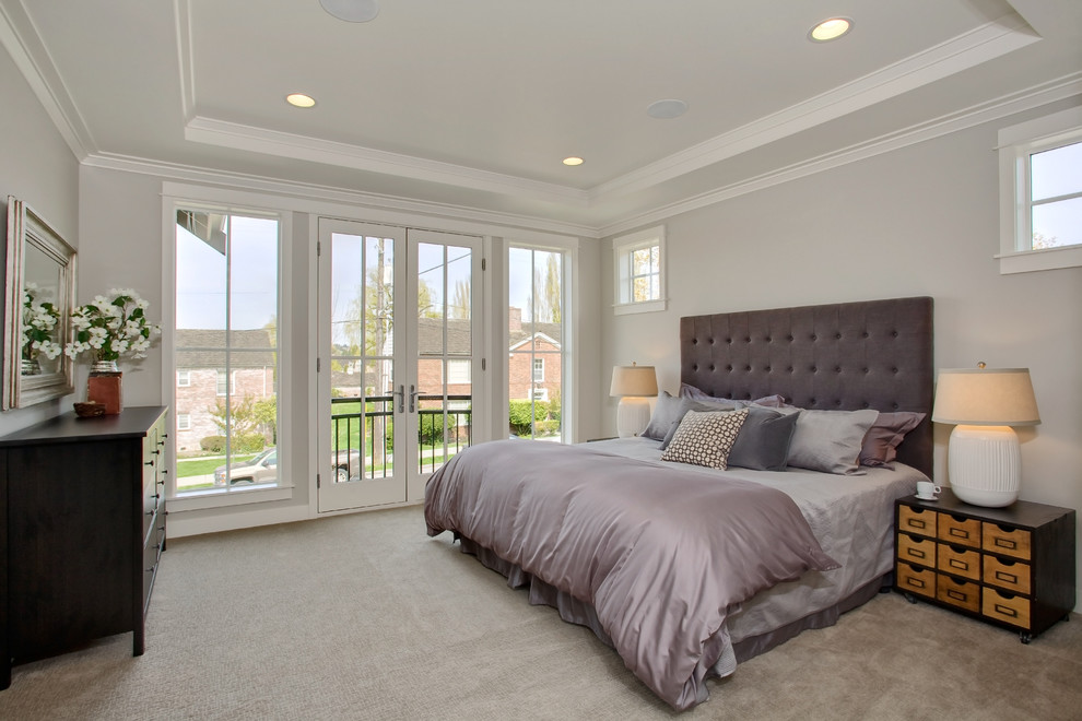 Modelo de dormitorio principal de estilo americano con paredes grises y moqueta