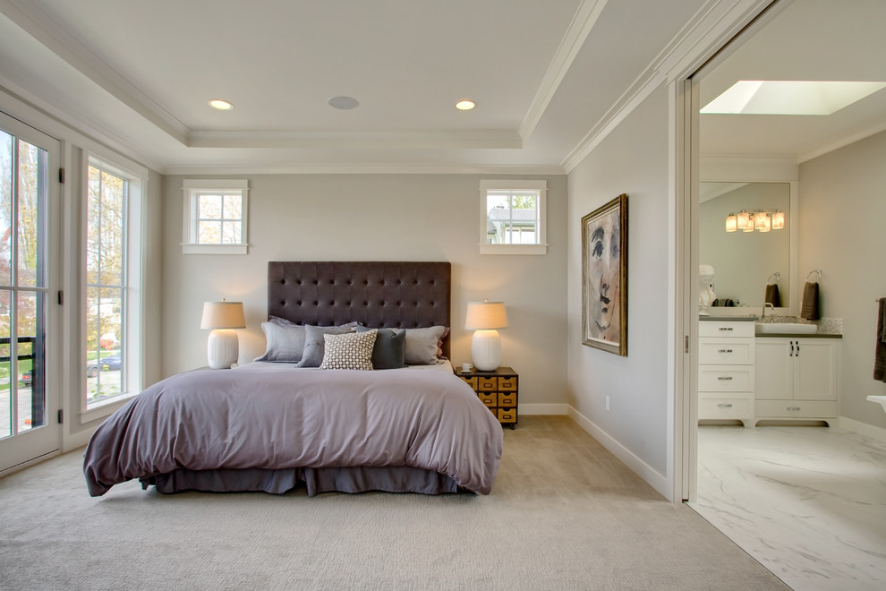 Diseño de dormitorio principal de estilo americano con paredes grises y moqueta