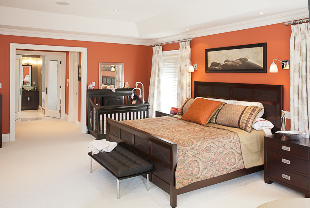 Свежая идея для дизайна: хозяйская спальня среднего размера в современном стиле с красными стенами, ковровым покрытием и белым полом без камина - отличное фото интерьера