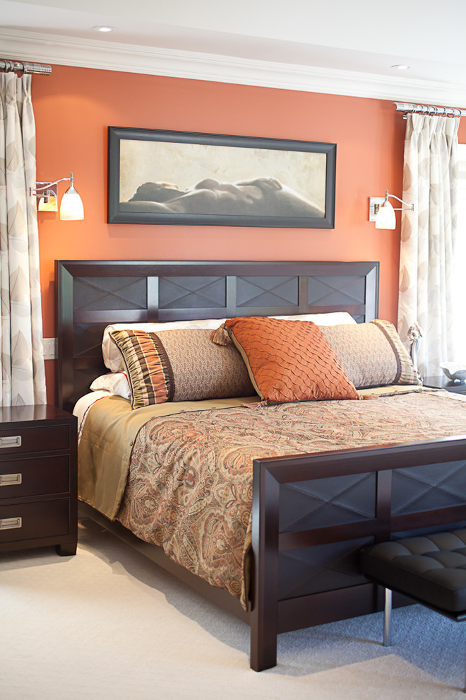 Стильный дизайн: хозяйская спальня среднего размера в современном стиле с красными стенами, ковровым покрытием и белым полом без камина - последний тренд