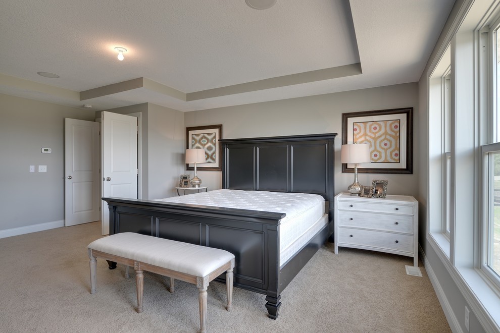 Modelo de dormitorio principal clásico renovado grande sin chimenea con paredes grises y moqueta