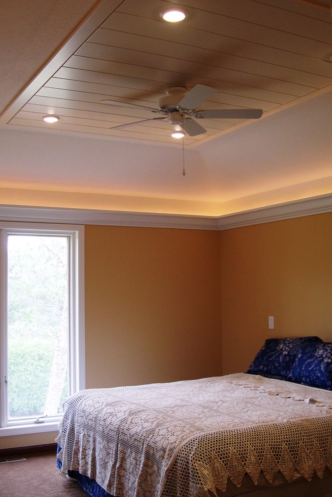 Стильный дизайн: большая хозяйская спальня в стиле неоклассика (современная классика) с оранжевыми стенами и ковровым покрытием - последний тренд