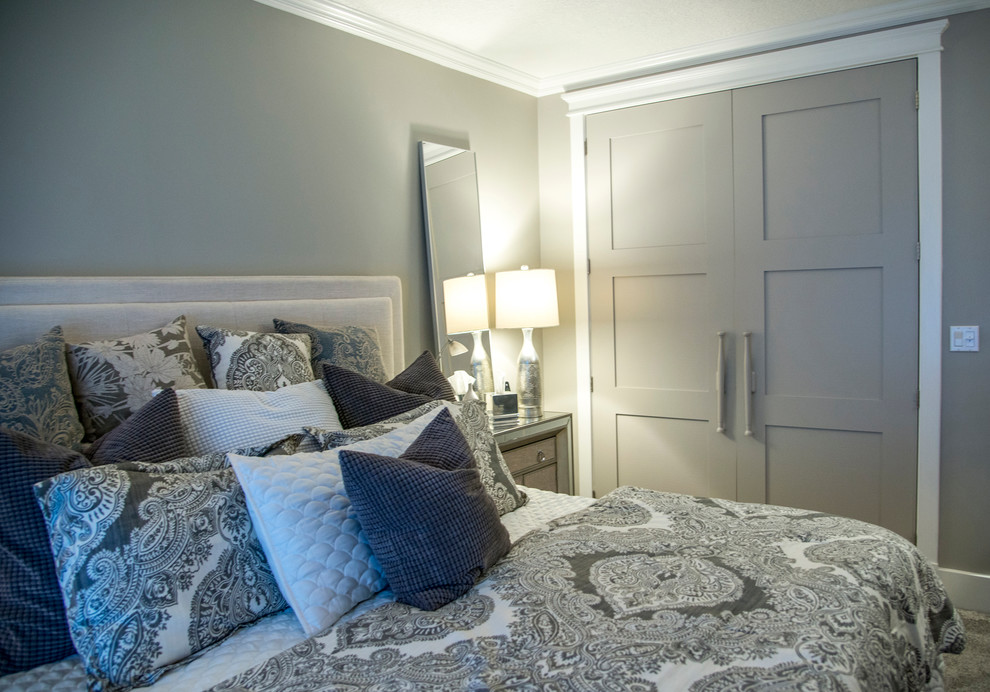 Ejemplo de dormitorio principal actual de tamaño medio sin chimenea con paredes grises y moqueta