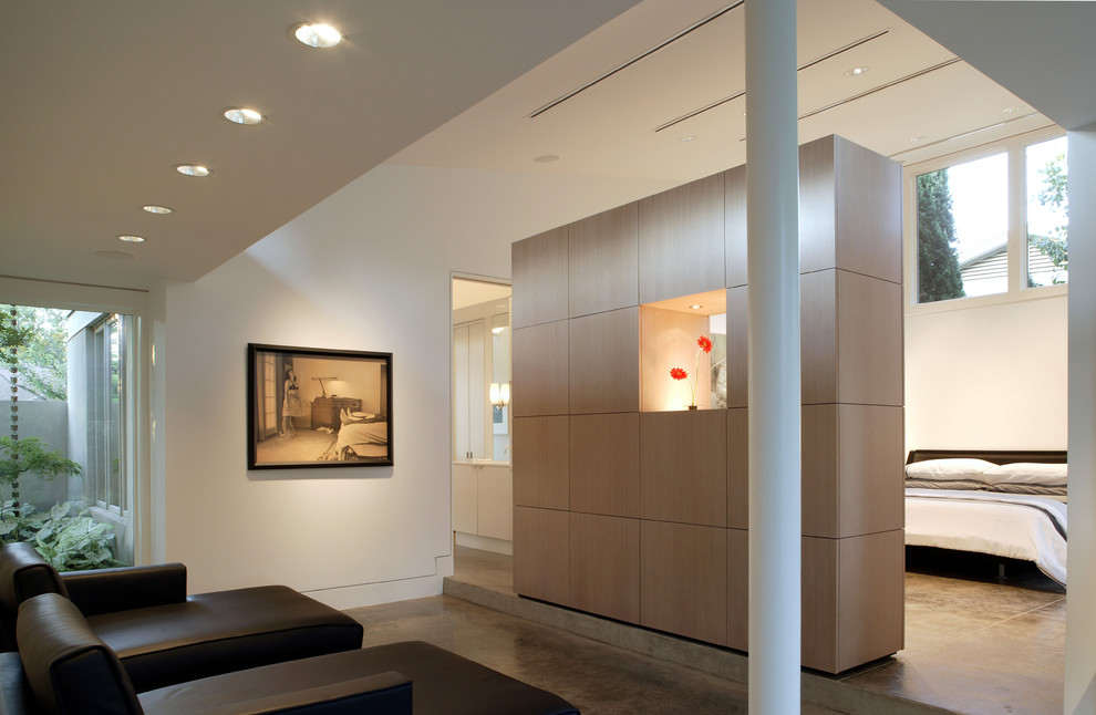 Стильный дизайн: спальня в стиле модернизм с бетонным полом - последний тренд
