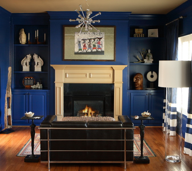 アトランタにある広いエクレクティックスタイルのおしゃれな主寝室 (青い壁、無垢フローリング、標準型暖炉、木材の暖炉まわり、茶色い床)