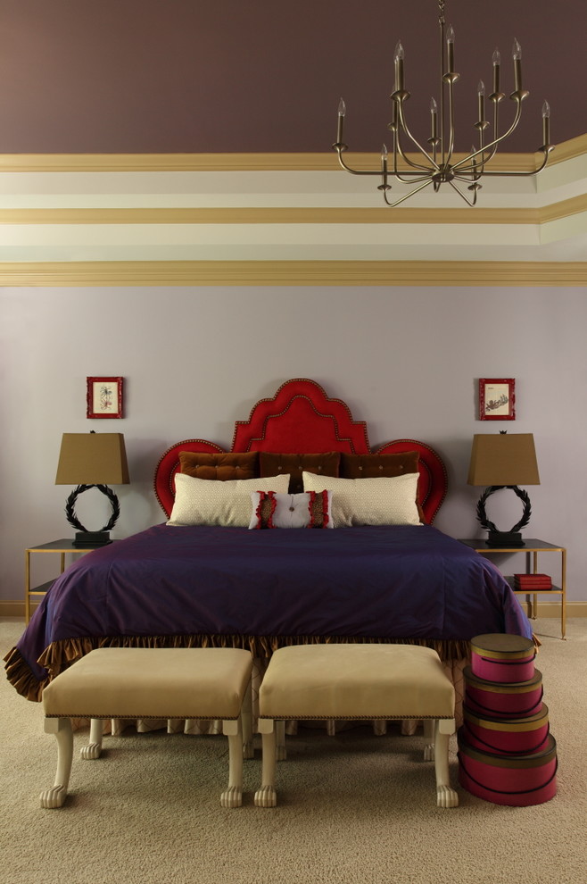 Modelo de dormitorio principal contemporáneo grande sin chimenea con paredes púrpuras y moqueta
