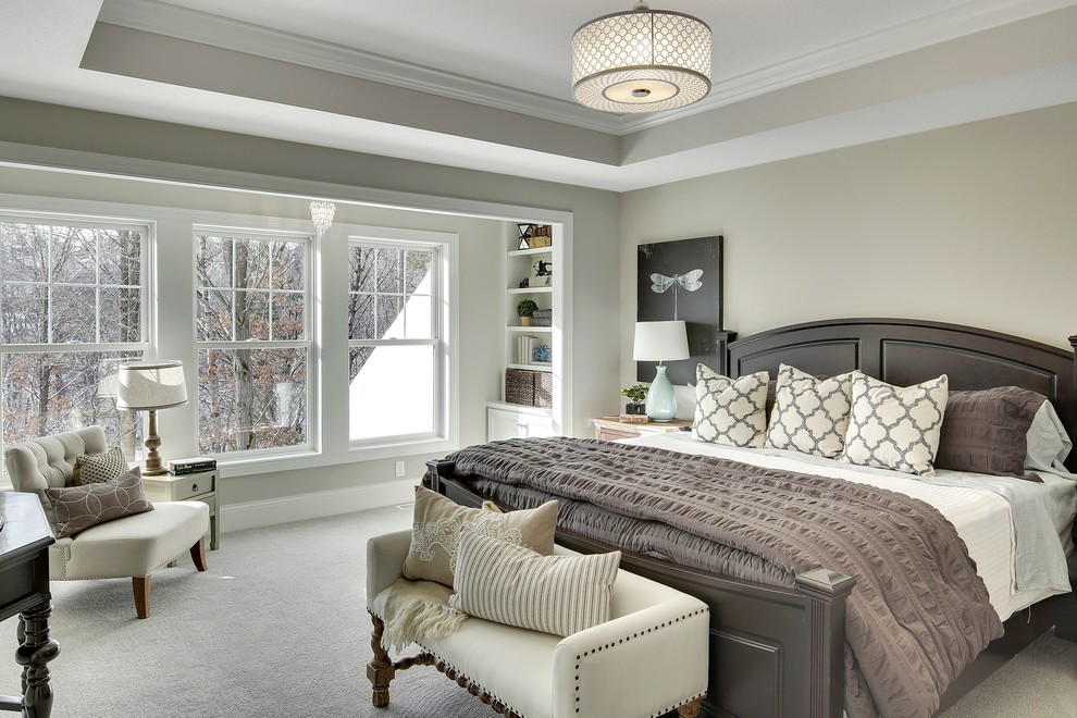 Идея дизайна: большая хозяйская спальня в стиле неоклассика (современная классика) с серыми стенами и ковровым покрытием без камина
