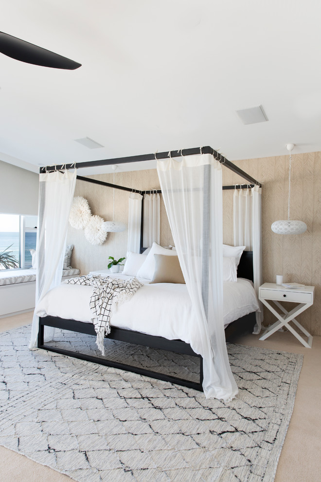 Идея дизайна: огромная хозяйская спальня в современном стиле с ковровым покрытием, бежевым полом, бежевыми стенами и акцентной стеной