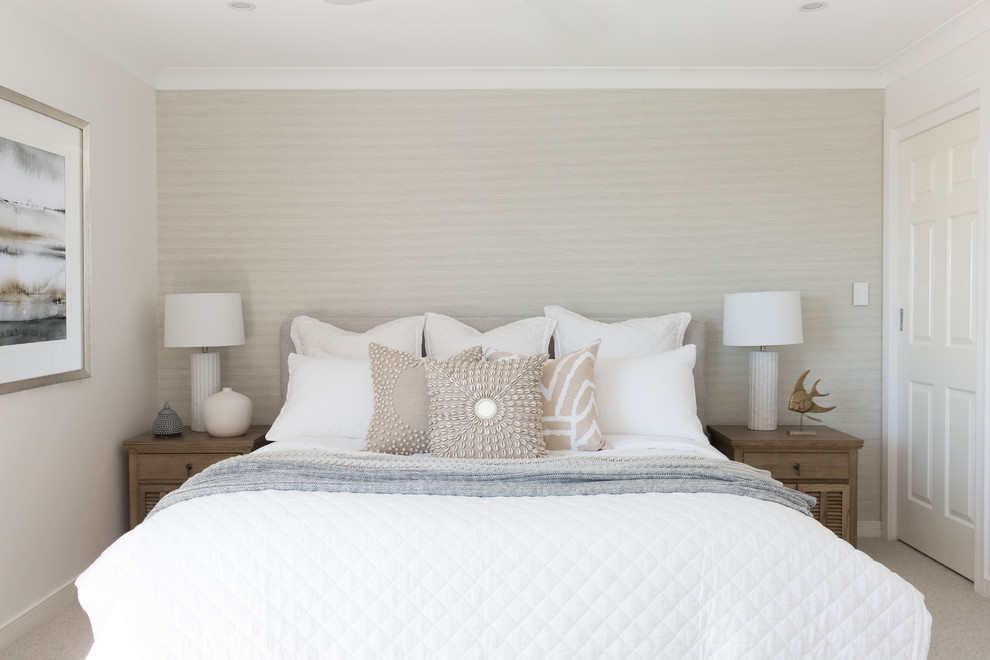 ゴールドコーストにある広いビーチスタイルのおしゃれな主寝室 (カーペット敷き、グレーの床、白い壁、アクセントウォール) のインテリア