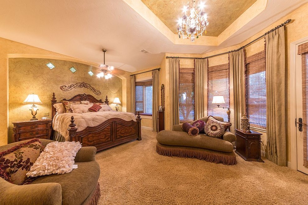 Источник вдохновения для домашнего уюта: большая хозяйская спальня в средиземноморском стиле с ковровым покрытием