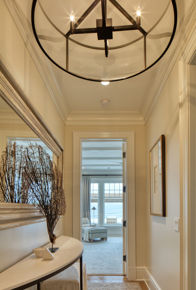 Immagine di una piccola camera matrimoniale classica con pareti bianche e parquet chiaro