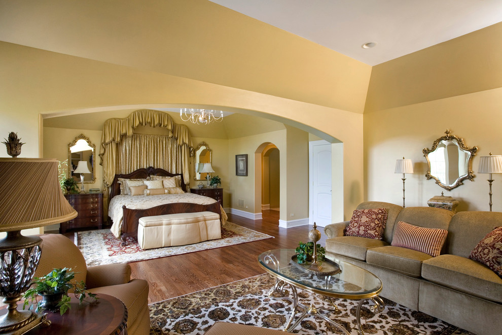 Ejemplo de dormitorio principal tradicional extra grande con paredes beige y suelo de madera en tonos medios