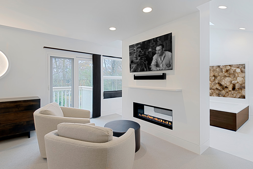 シカゴにある広いコンテンポラリースタイルのおしゃれな主寝室 (白い壁、カーペット敷き、両方向型暖炉、漆喰の暖炉まわり、ベージュの床、白い天井)