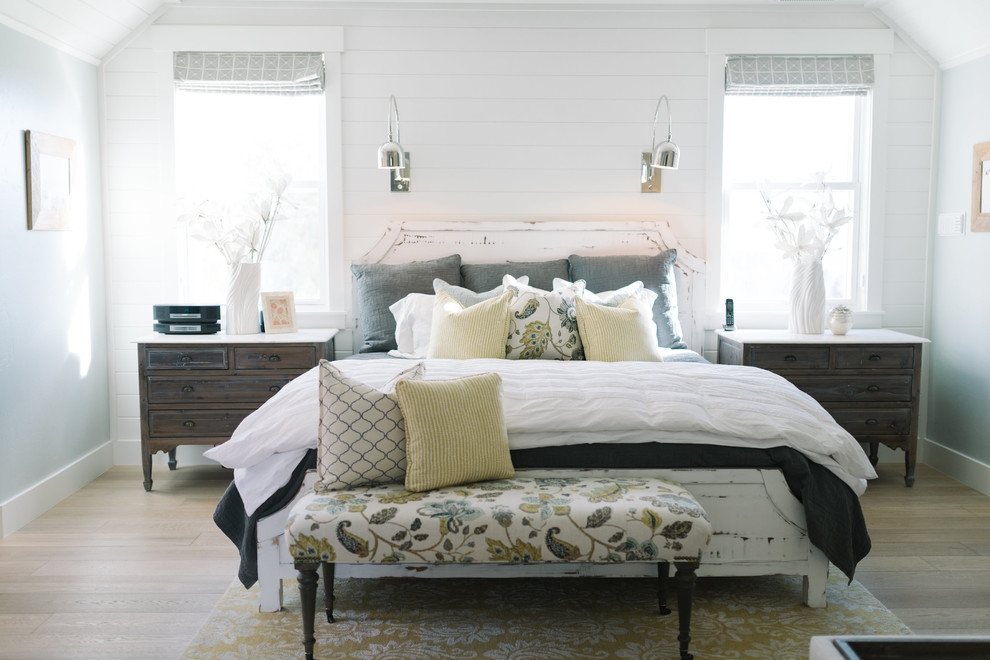 Klassisches Schlafzimmer ohne Kamin mit grauer Wandfarbe in Salt Lake City