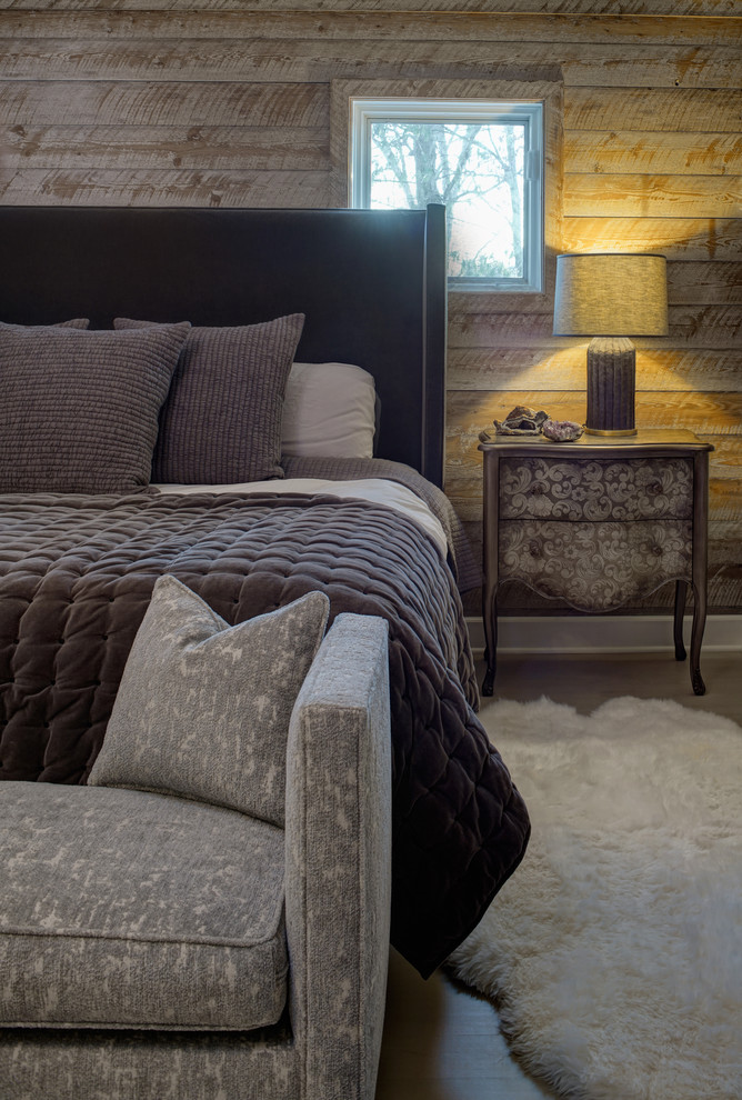 На фото: большая хозяйская спальня в стиле неоклассика (современная классика) с серыми стенами, светлым паркетным полом, двусторонним камином и фасадом камина из плитки с