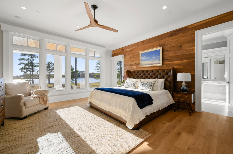 Imagen de dormitorio principal clásico renovado grande sin chimenea con paredes beige, suelo de madera en tonos medios y suelo marrón