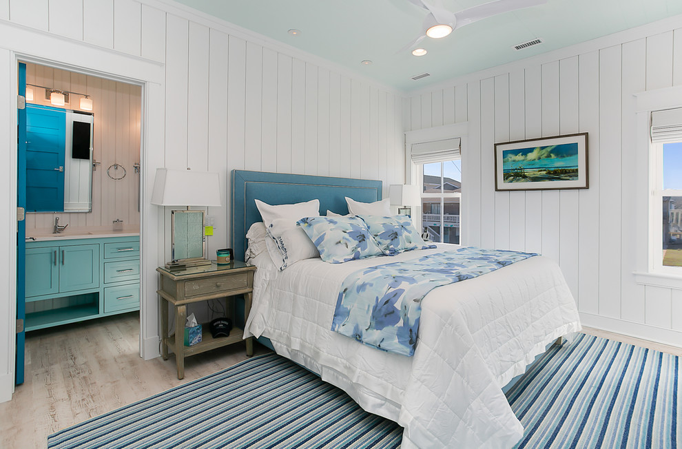 Imagen de dormitorio principal costero con paredes blancas, suelo beige y suelo vinílico