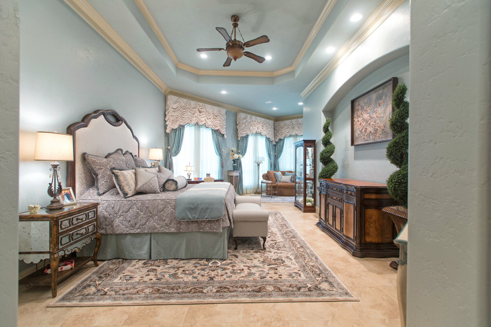 На фото: большая хозяйская спальня в классическом стиле с синими стенами и полом из керамической плитки