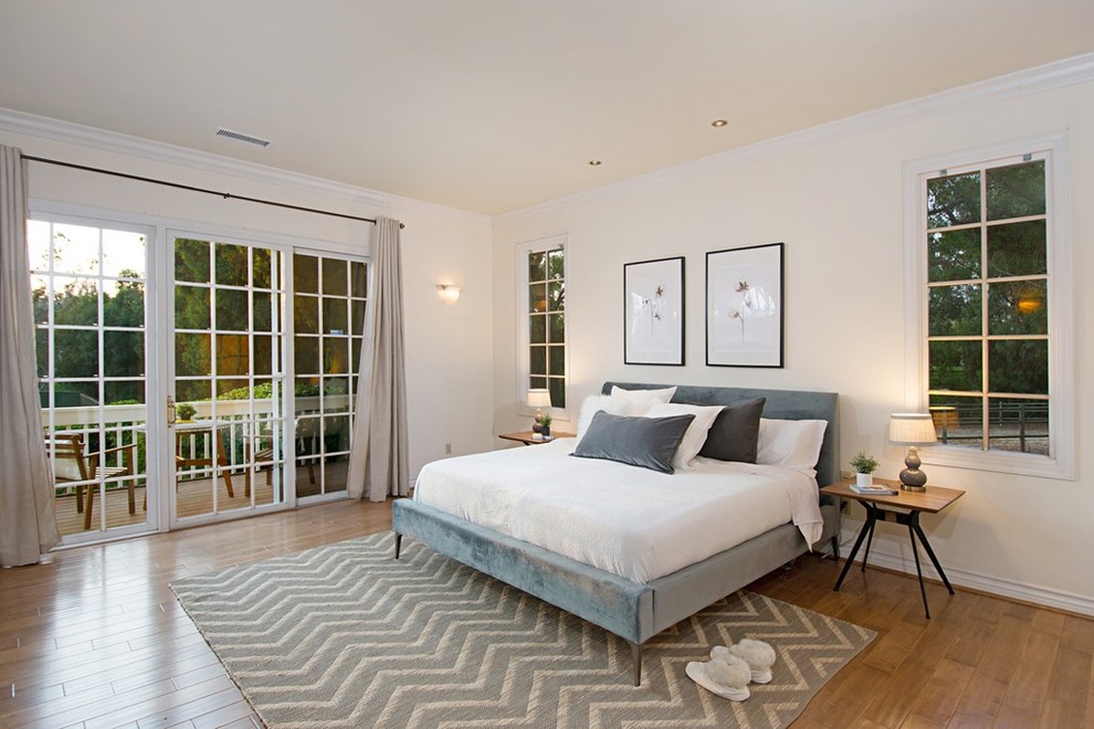 Ejemplo de habitación de invitados exótica de tamaño medio sin chimenea con paredes beige y suelo de madera en tonos medios