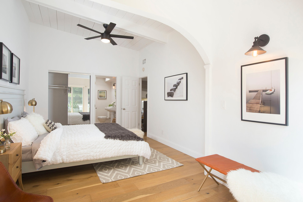 Ejemplo de habitación de invitados escandinava de tamaño medio sin chimenea con paredes blancas y suelo de madera clara