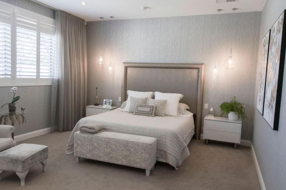 На фото: хозяйская спальня среднего размера в современном стиле с бежевыми стенами, ковровым покрытием и бежевым полом